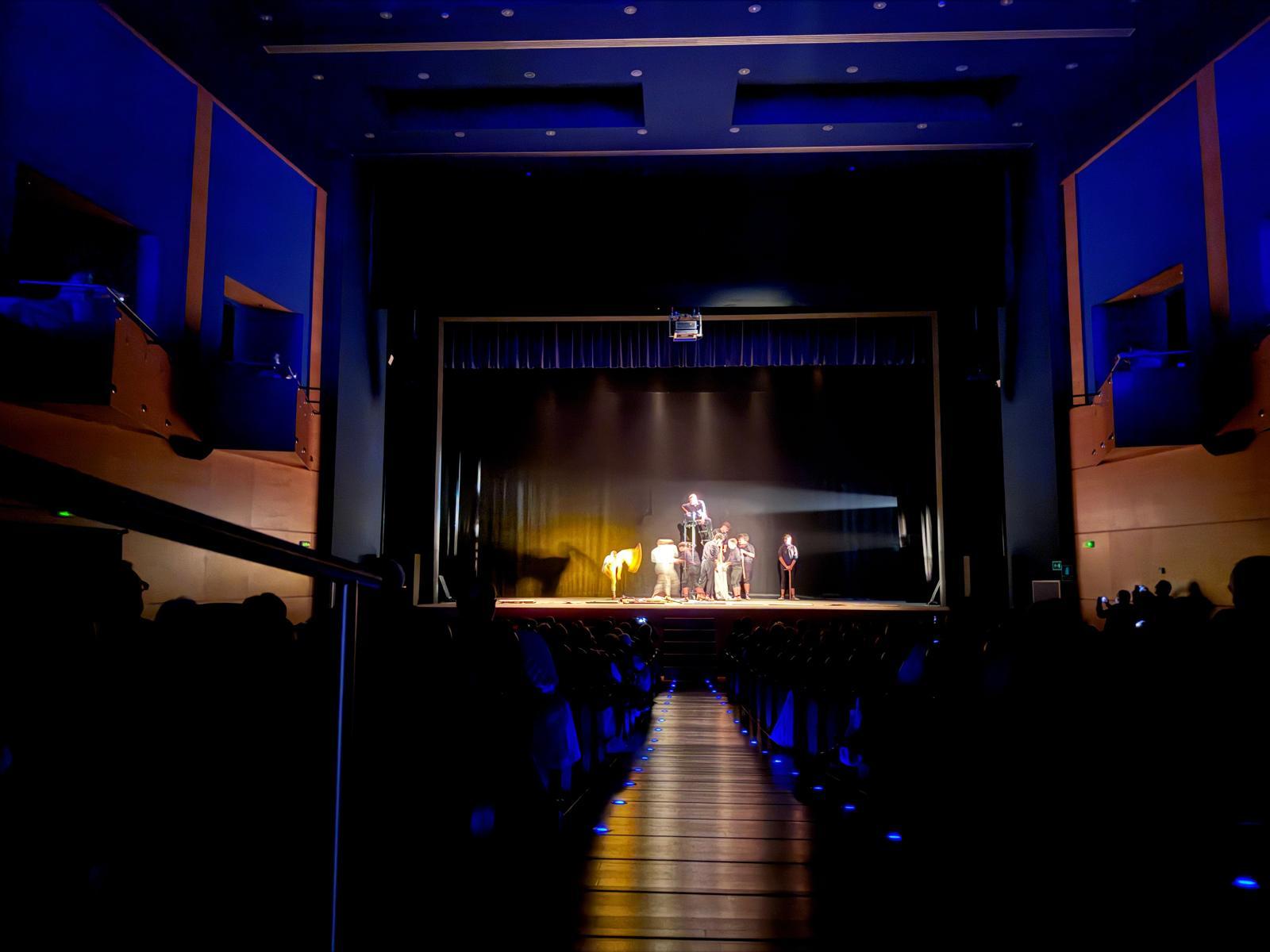 Un moment de &#039;La Desvetlada&#039;, l&#039;espectacle de dansa de Paula Serrano amb Marta Santacatalina i la col·laboració de músics de la Unió Musical.
