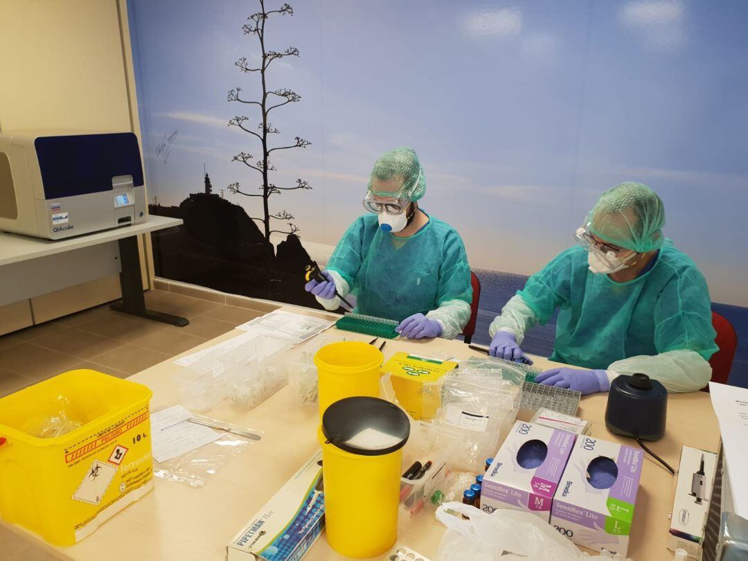 Sanitarios realizando pruebas covid