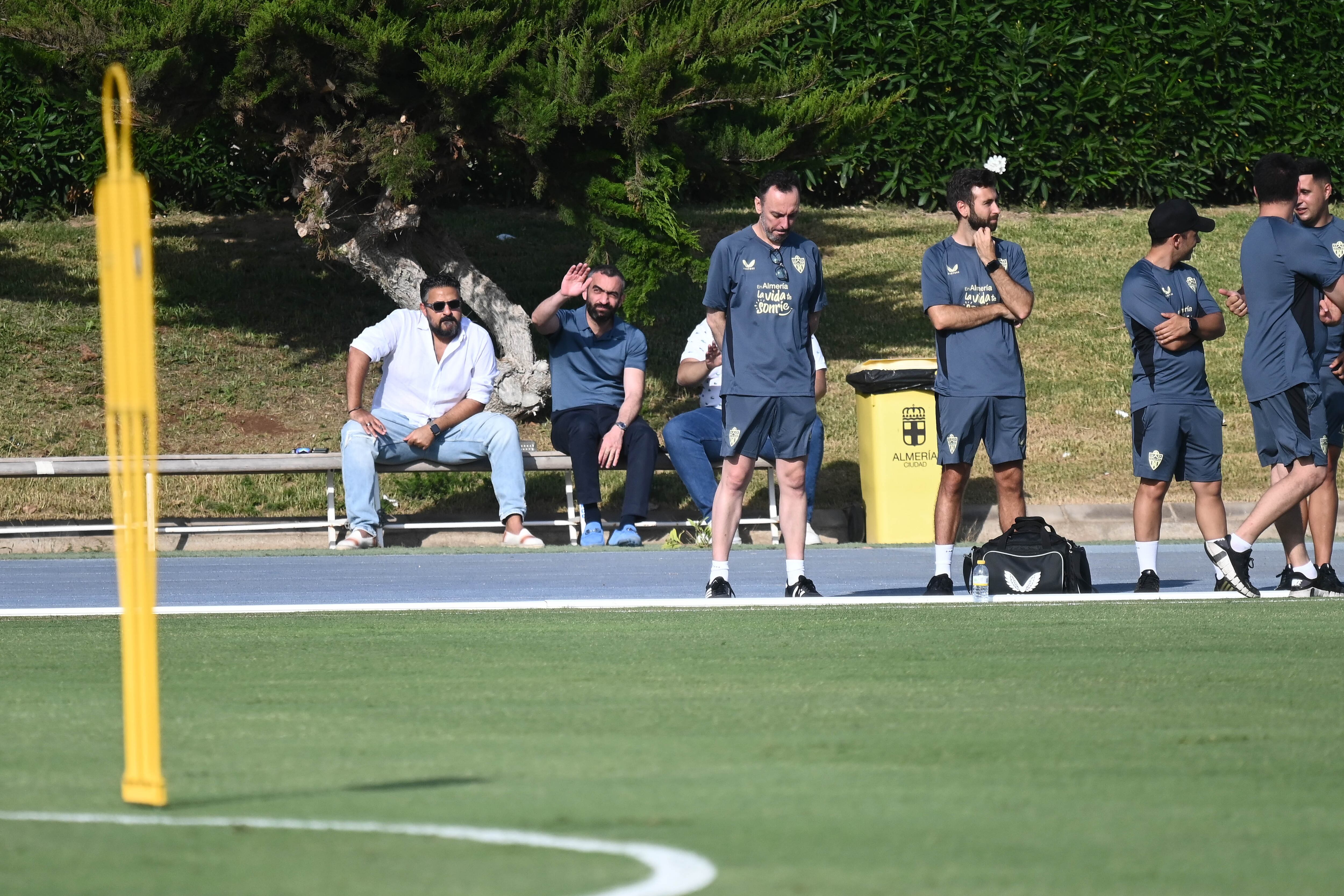 Mohamed El Assy observa con atención el trabajo de los jugadores del Almería en el Anexo.