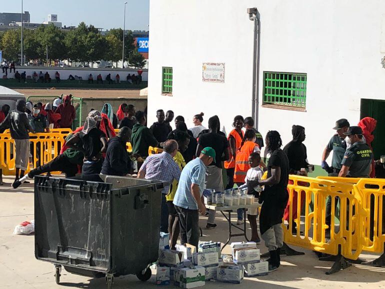 Imigrantes acogidos en el pabellón deportivo y Campo de Fútbol de Los Cortijillos en Los barrios
