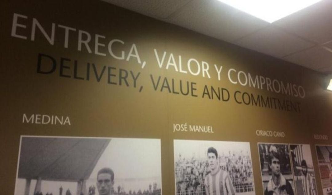 Imagen de un cartel del Museo del Sporting en el que &quot;Entrega, valor y compromiso&quot; se traduce como &quot;Delivery, value and commitment&quot;