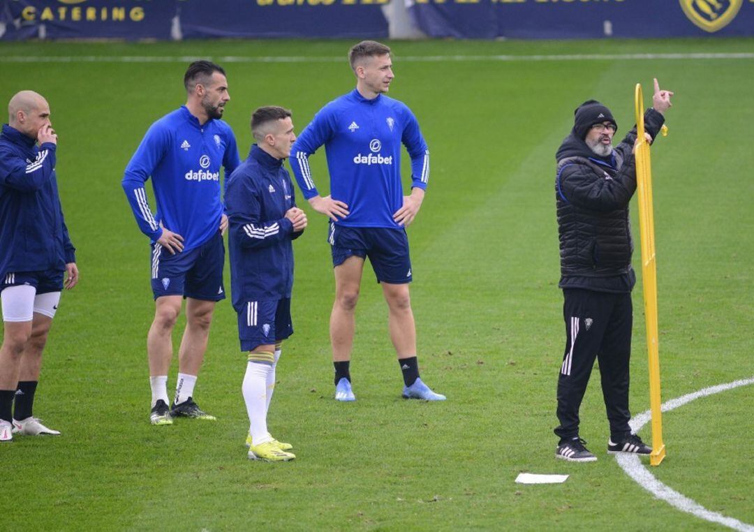 Cervera da indicaciones a Pombo, Negredo, Salvi y Saponjic durante un entrenamiento.