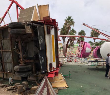 Así ha quedado la zona de atracciones de Gandia después del reventón cálido de este domingo.