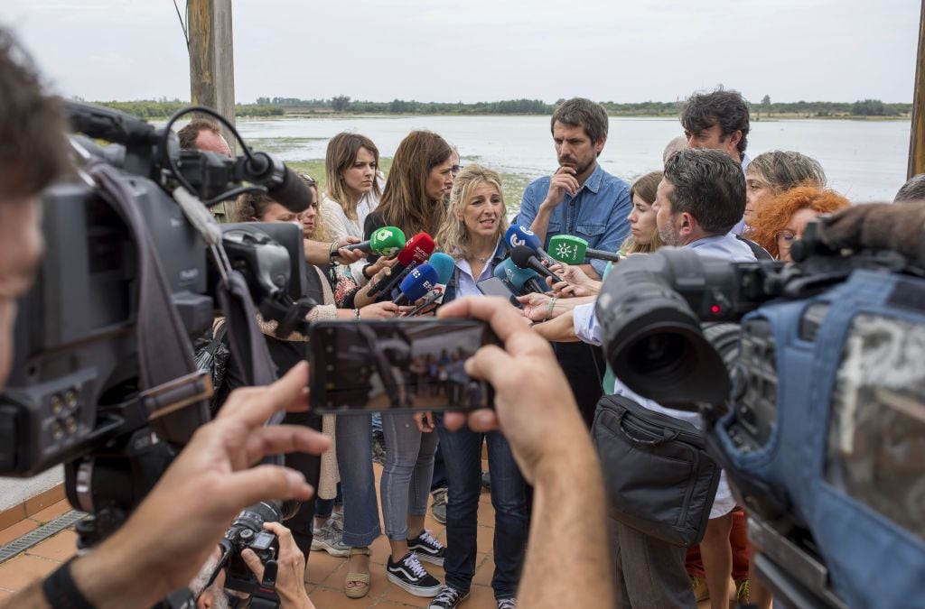 Yolanda Díaz atiende a los medios de comunicación durante su visita al Parque Nacional de Doñana.