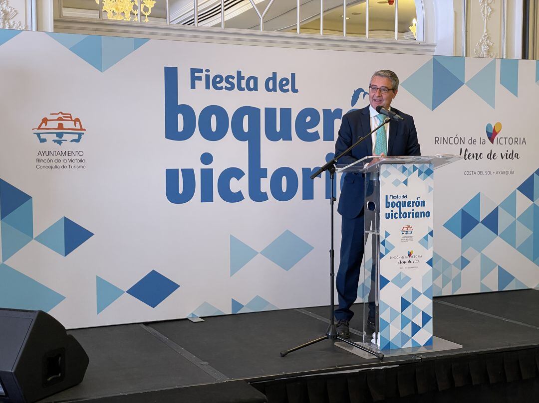 El alcalde de Rincón de la Victoria, Francisco Salado, durante la cena de presentación de la fiesta del boquerón victoriano