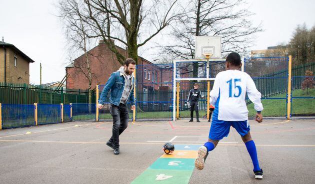 Juan Mata jugando con un niño durante un evento con la Fundación del United el pasado lunes