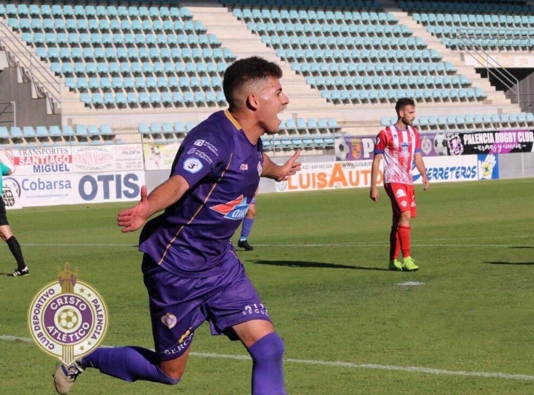 Charaf tras marcar uno de los tres goles que el equipo palentino le endosó al Bembibre