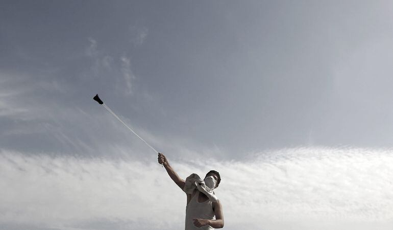 Un joven palestino arroja piedras a las fuerzas israelíesdurante enfrentamientos en Erez, entre Israel y la Franja de Gaza.