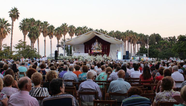 Momento de la Ofrenda floral a la Virgen de la Cabeza de Motril en el Parque de los Pueblos de América