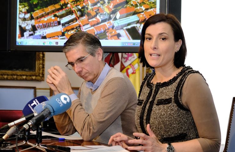 Gema Igual, junto al concejal César Díaz, durante la presentación de un proyecto de mejora urbana en Santander.