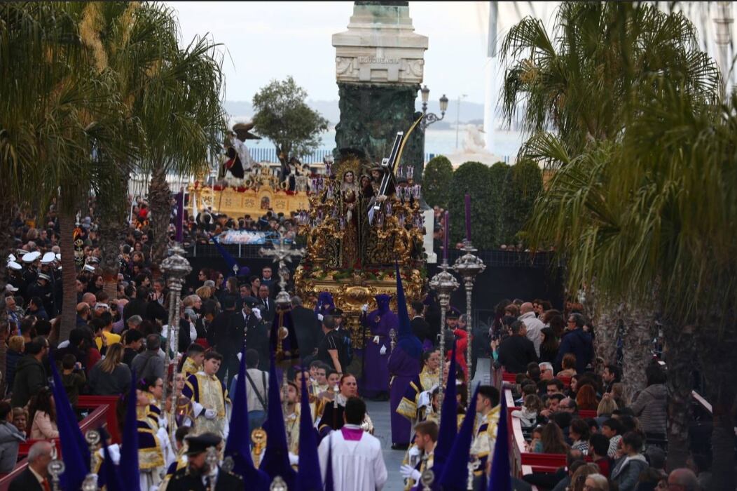 Cofradía de Los Afligidos en plena carrera oficial. Foto Cofradía Afligidos.