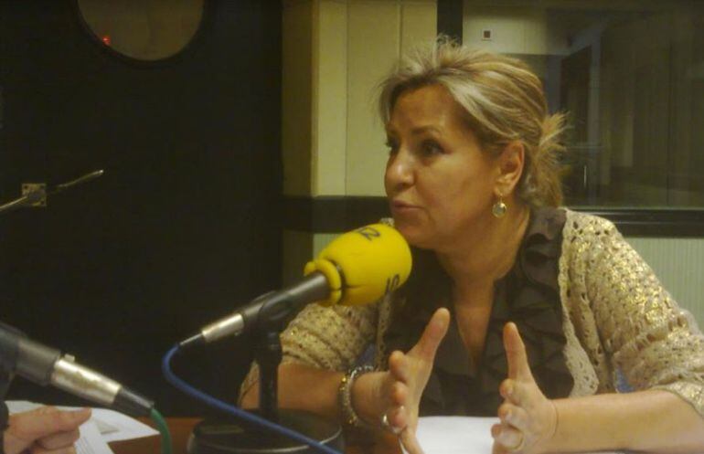 Rosa Valdeón en los estudios de Radio Zamora