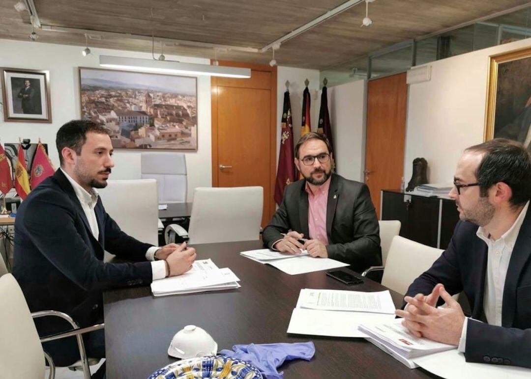 El alcalde de Lorca, Diego José Mateos, reunido con el vicealcalde, Francisco Morales, y el concejal de Hacienda, Isidro Abellán