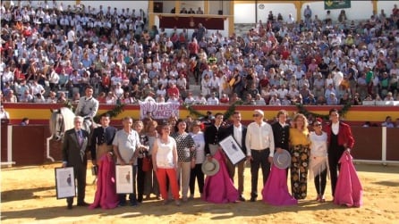 Autoridades y organizadores de la Asociación Contra el Cáncer, posan junto a los toreros ante el público asistente y el palco presidencial. El responsable en este festejo de la presidencia fue Baltasar Bueno, asesorado por Antonio Moya.