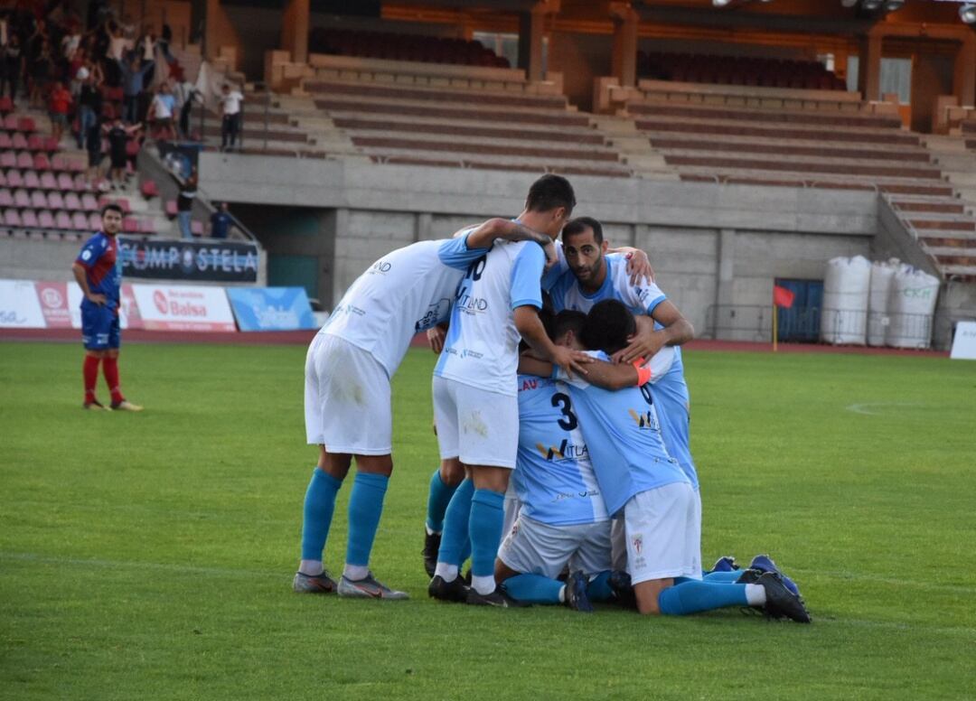 Los jugadores del Compos celebran el gol marcado por Jimmy ante el Barco en la primera vuelta