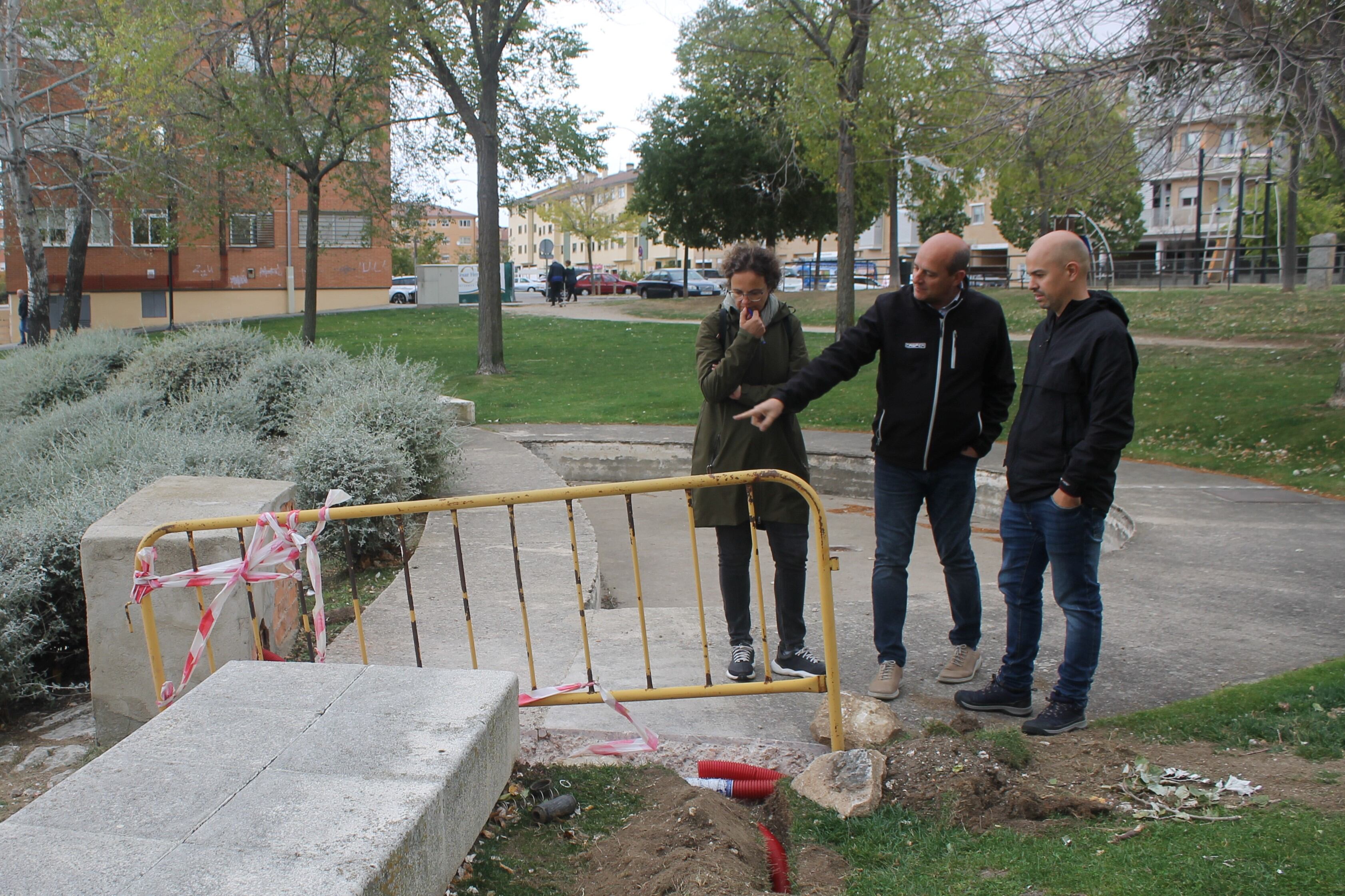 Ángel Galindo, concejal de Medio Ambiente, comprueba sistemas riego inteligente Parque Reloj