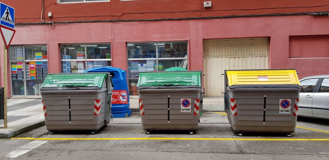 Contenedores de basura instalados en el centro de la ciudad.