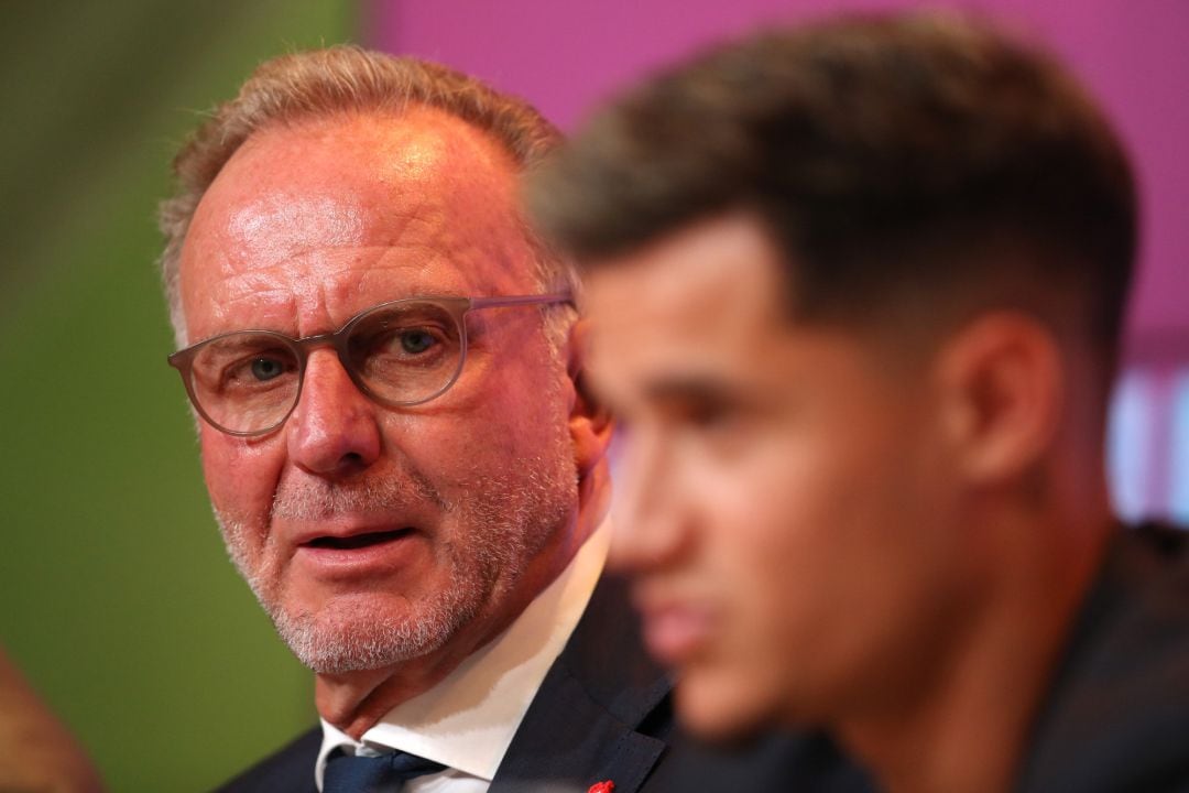 Karl-Heinz Rummenigge, junto a Coutinho en la presentación del brasileño como jugador del Bayern.