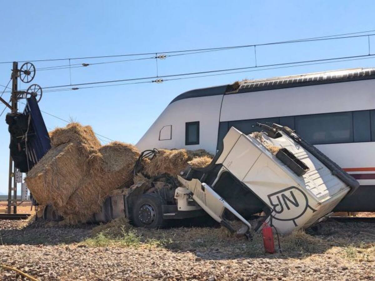 Un tren de media distancia arrolla un camión y deja cinco heridos en Málaga