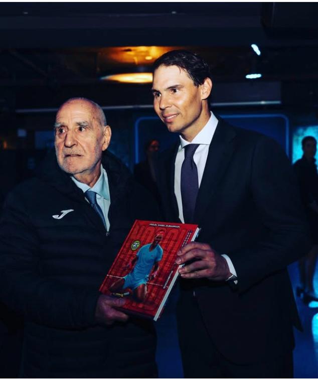 Miguel Ángel Zubiarrain le entrega a Rafa Nadal el libro 'Leyenda Nadal'