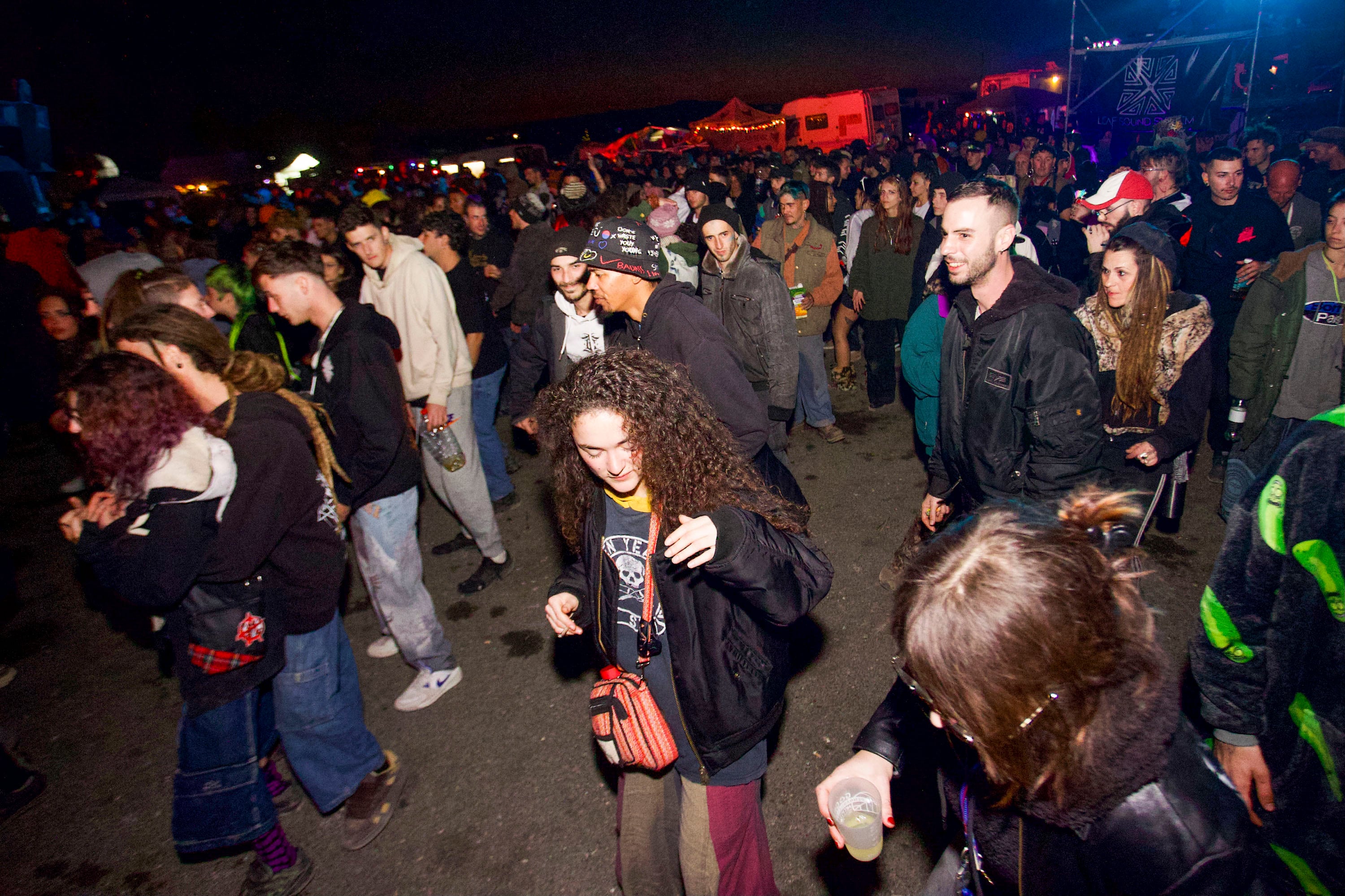 FUENTE ÁLAMO (MURCIA), 01/01/2024.- Unas cinco mil personas se encuentran concentradas desde el pasado sábado en una fiesta clandestina o &#039;rave&#039; en Fuente Álamo (16.000 habitantes) bajo la denominación &#039;big fucking party&#039; ubicada en el circuito municipal de velocidad de esta localidad a 38 kilómetros de Murcia capital, y que sigue activa a través de una convocatoria hecha solamente a través de redes sociales. EFE/Juan Carlos Caval
