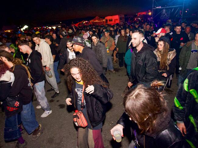 FUENTE ÁLAMO (MURCIA), 01/01/2024.- Unas cinco mil personas se encuentran concentradas desde el pasado sábado en una fiesta clandestina o 'rave' en Fuente Álamo (16.000 habitantes) bajo la denominación 'big fucking party' ubicada en el circuito municipal de velocidad de esta localidad a 38 kilómetros de Murcia capital, y que sigue activa a través de una convocatoria hecha solamente a través de redes sociales. EFE/Juan Carlos Caval