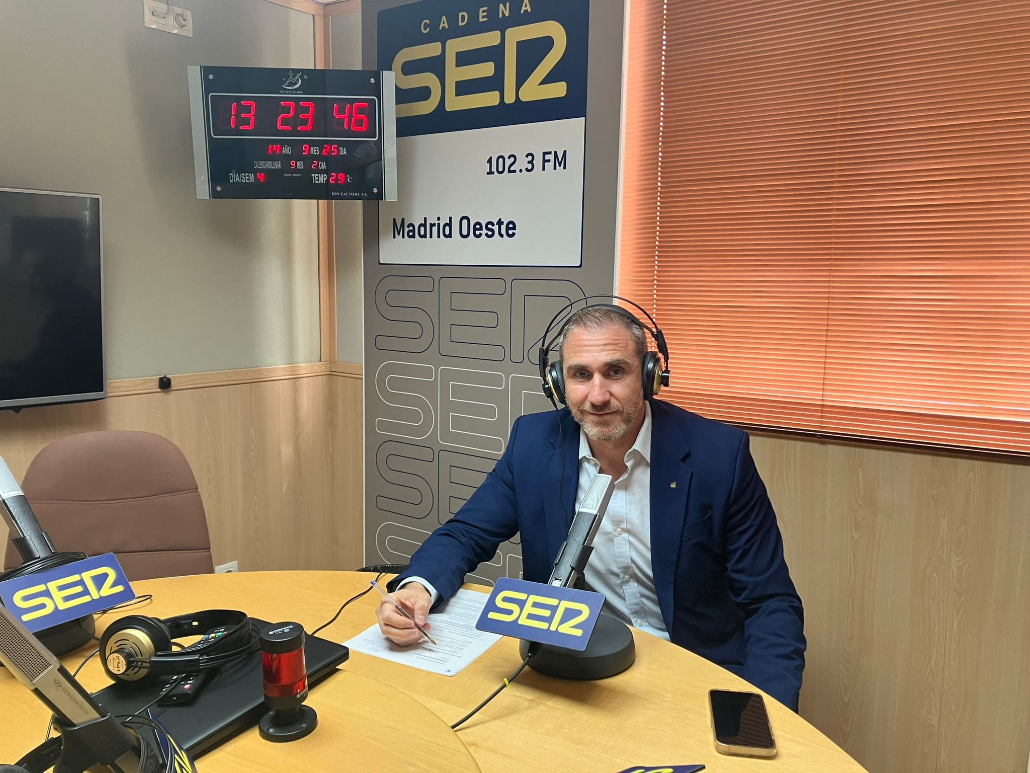 El consultor financiero Alberto Núñez durante su sección &#039;Economía de estar por casa&#039; en Hoy por Hoy Madrid Oeste.