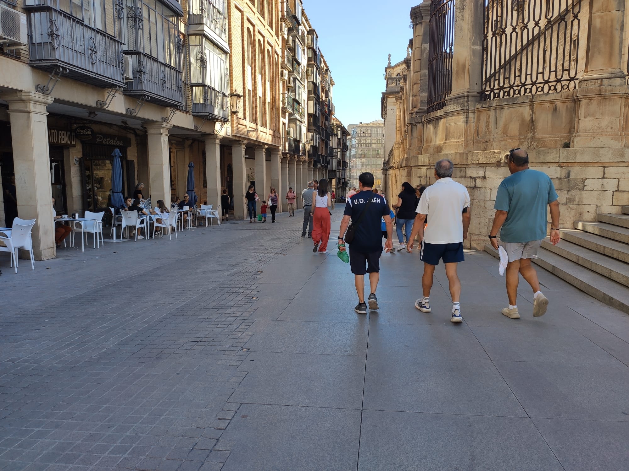 Personas pasean por la calle Campanas de la capital jiennense, junto a la Catedral