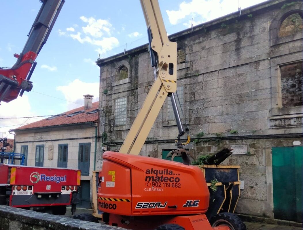 Obras de desescombro en el Teatro Principal de Tui