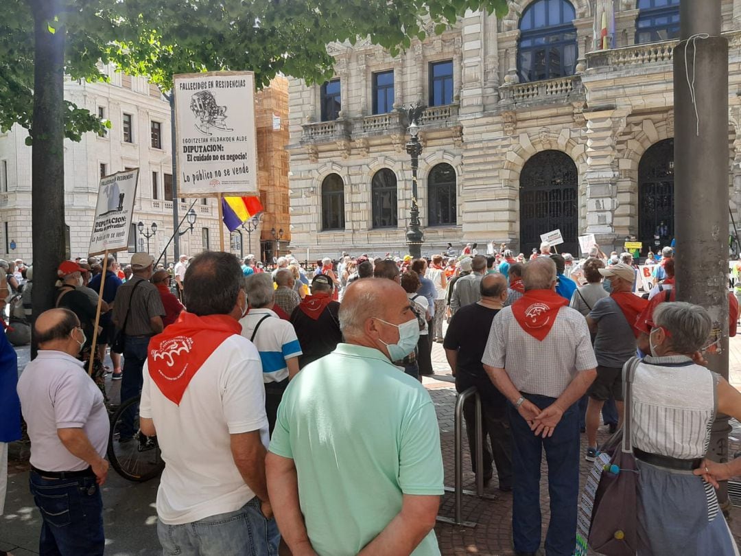 Los pensionistas frente a la Diputación de Bizkaia