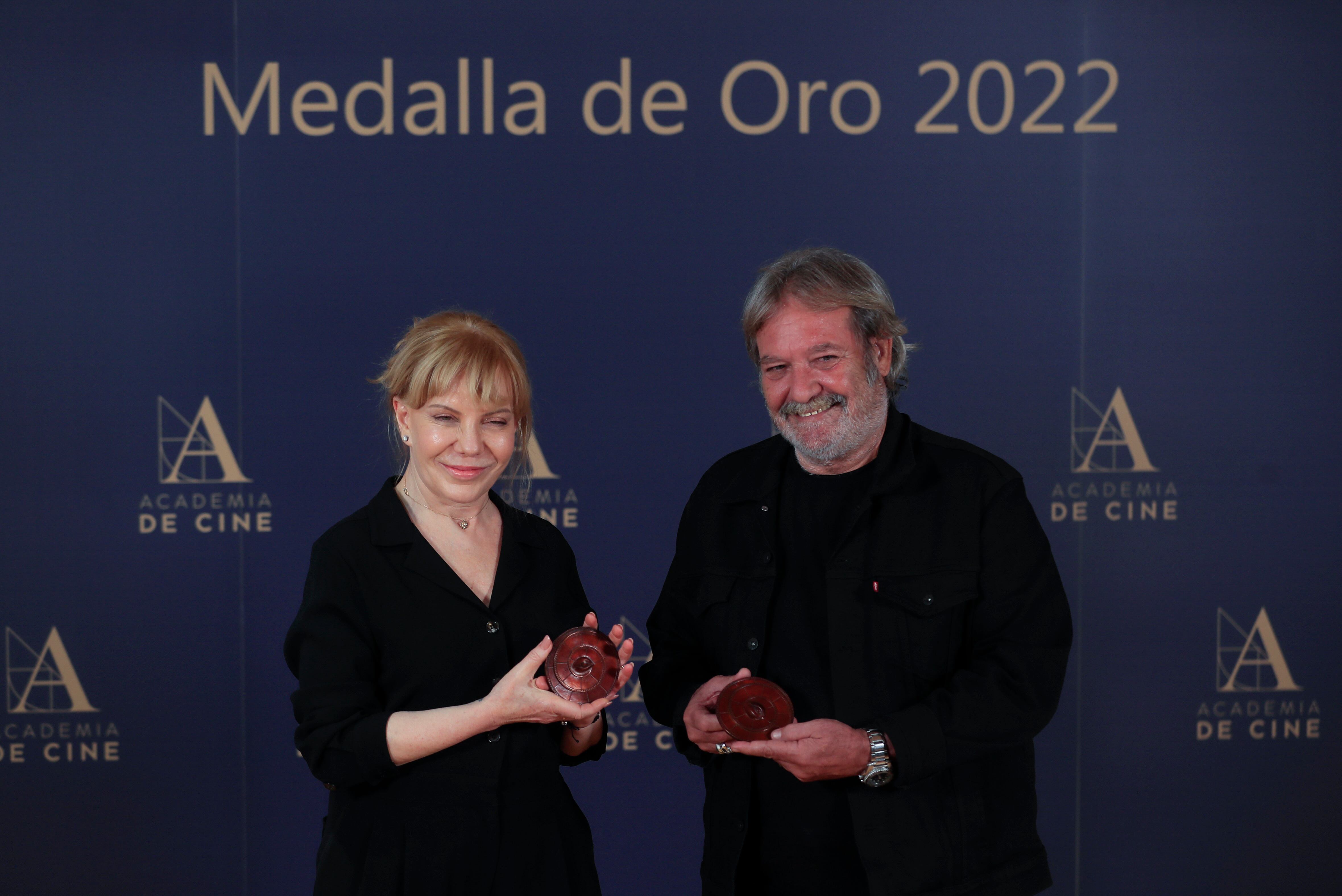 Cecilia Roth y Jorge Perugorría reciben la Medalla de Oro de la Academia de Cine. EFE/ Fernando Alvarado
