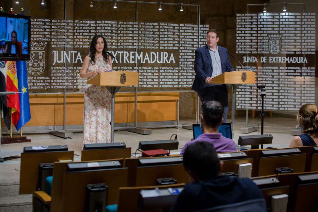 La consejera de eduación junto al nuevo secretario general de educación la Junta de Extremadura