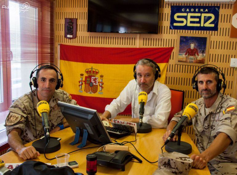 El sargento 1º Martínez Canalez y el cabo 1º Álvarez Iglesias en los estudios
