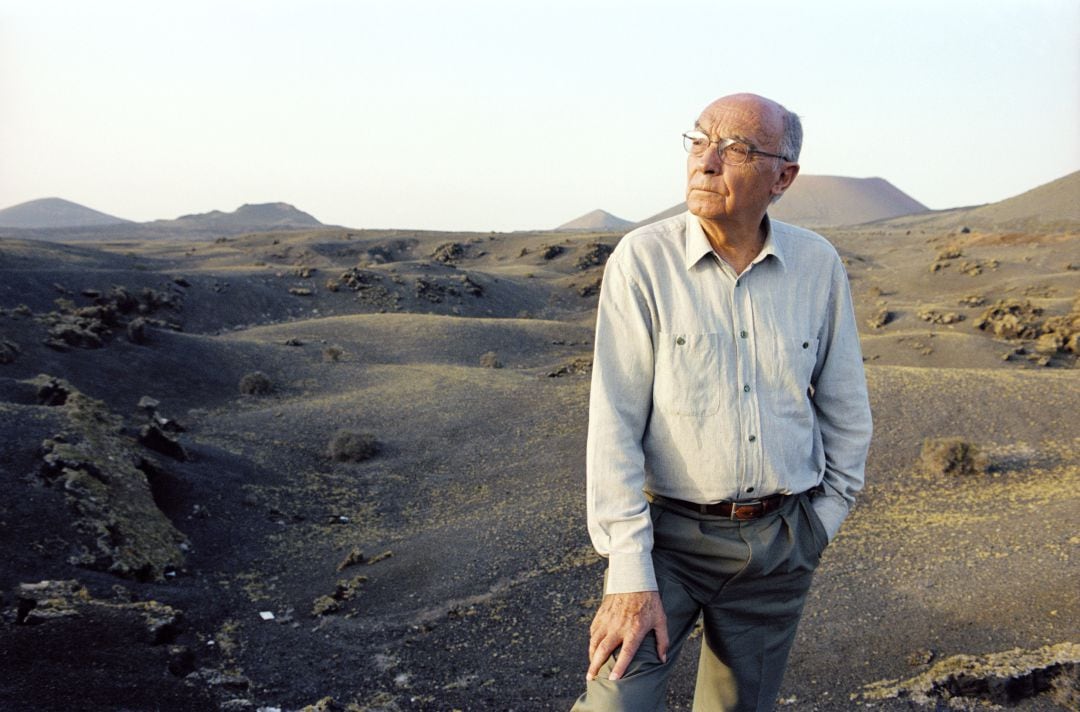 Saramago en Lanzarote en una fotografía de 2002