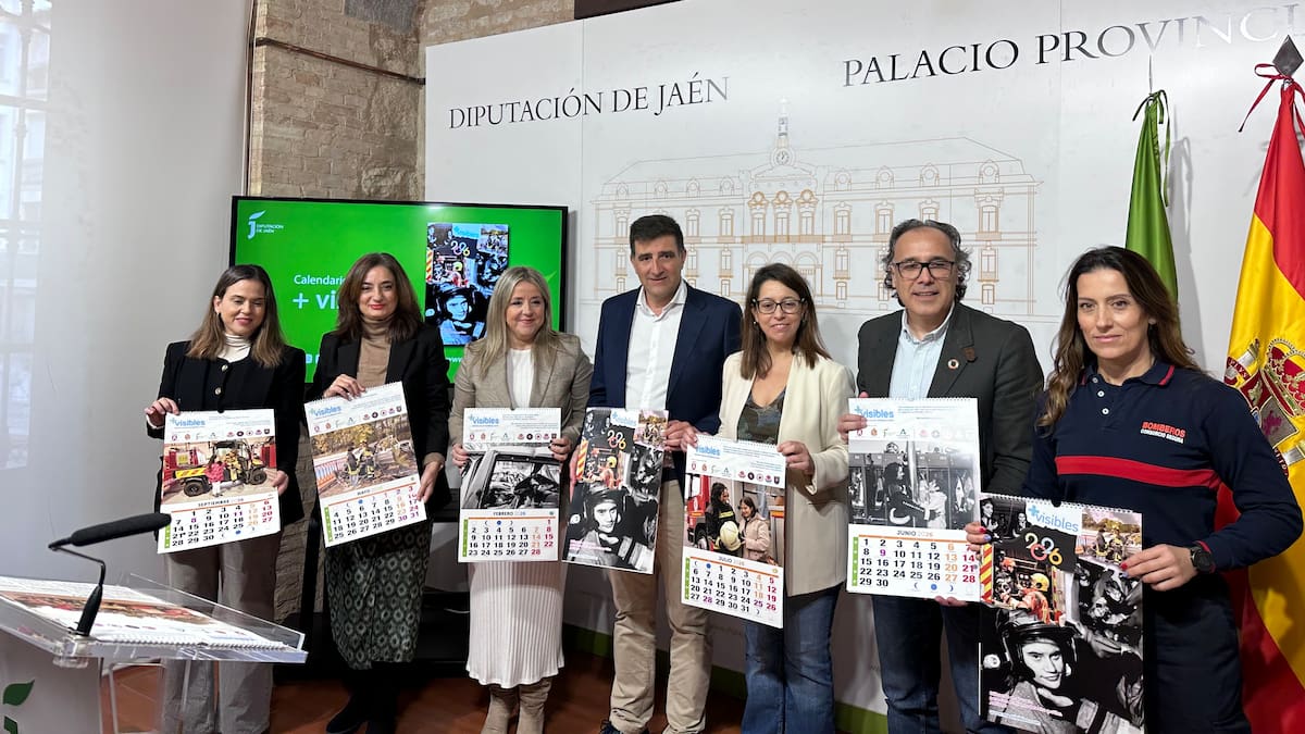 Bomberas y administraciones se unen a +Visibles en un calendario solidario para apoyar a familias de personas con enfermedades raras
