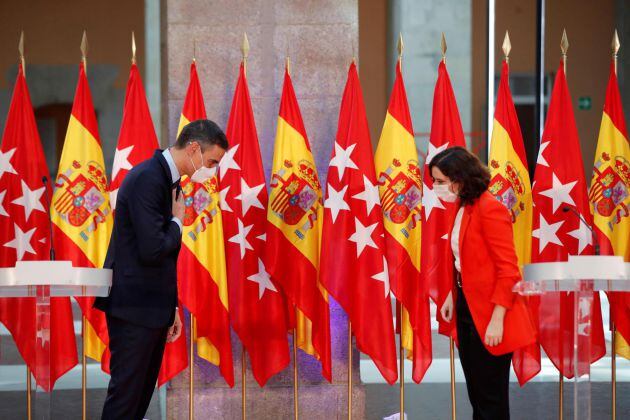 La presidenta de la Comunidad de Madrid, Isabel Díaz Ayuso, y el presidente del Gobierno, Pedro Sánchez, tras su reunión de este lunes