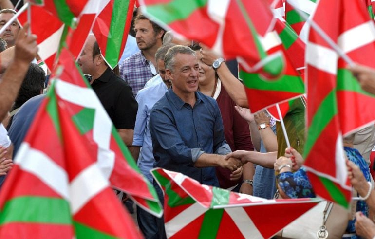 Urkullu, durante un mitin-fiesta en el parque de Doña Casilda