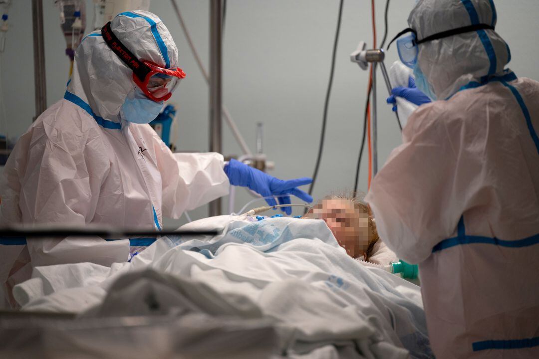 Personal sanitario con un paciente de COVID-19.