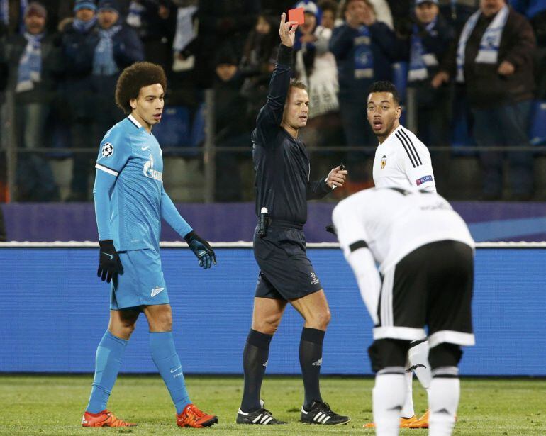 Football Soccer - Zenit St. Petersburg v Valencia - Champions League Group Stage - Group H -  Petrovsky stadium, St. Petersburg, Russia - 24112015  Valencia's Ruben Vezo is shown a red card by referee Svein Oddvar Moen REUTERSGrigory Dukor