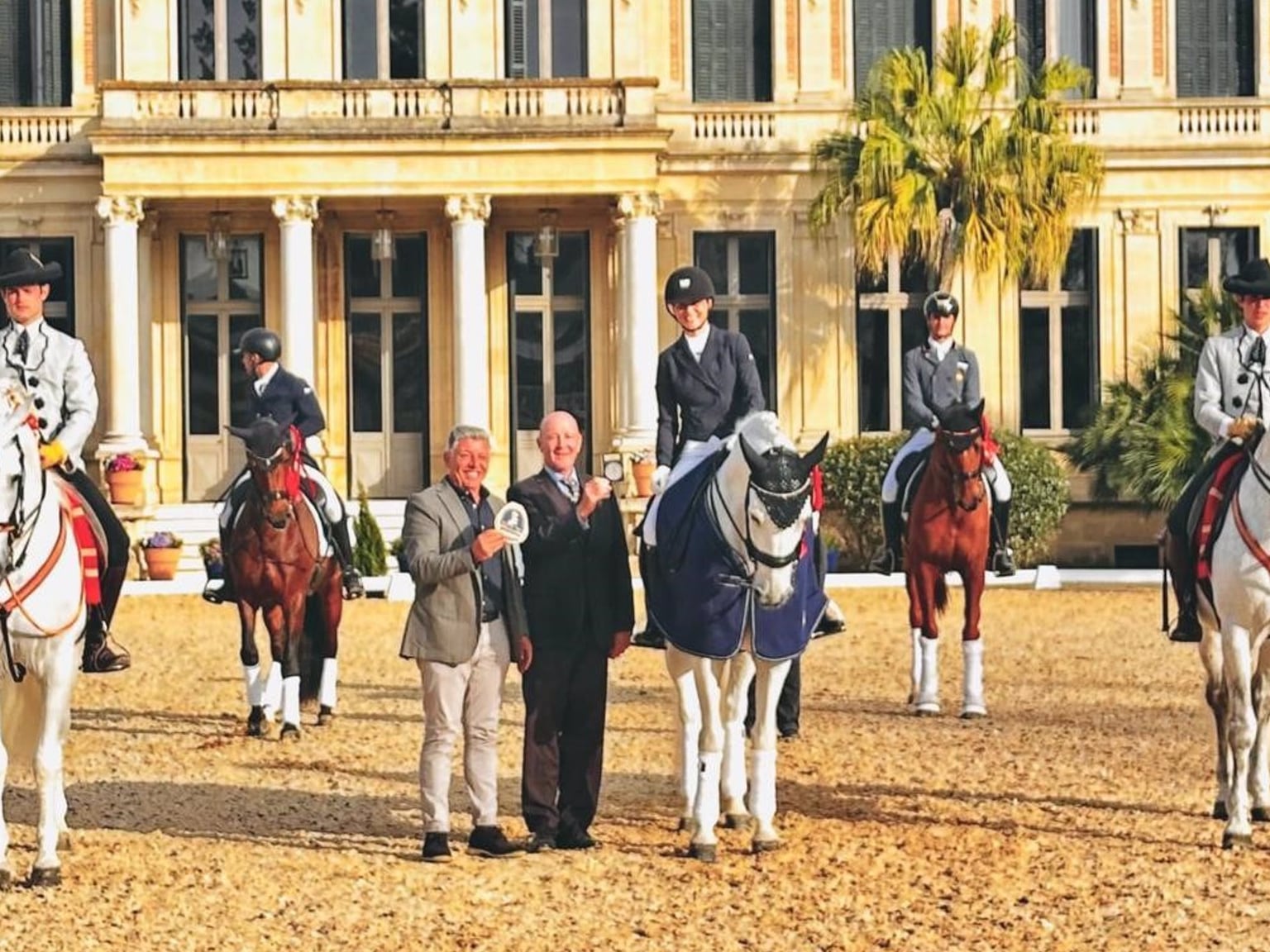 Jeannette Jenny gana el Gran Premio Especial del concurso de doma en la Real Escuela