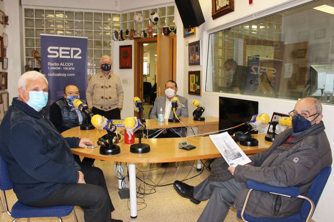 Rafa Tortosa, Juan Jordá, Javier Ferri, Paco Aznar y Jorge Vaquer en el estudio de Radio Alcoy