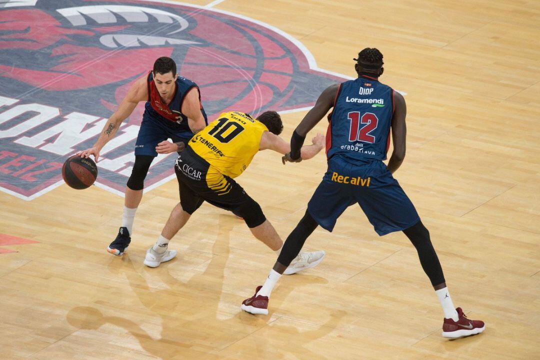 Vidoza y Diop en el partido contra Iberostar.