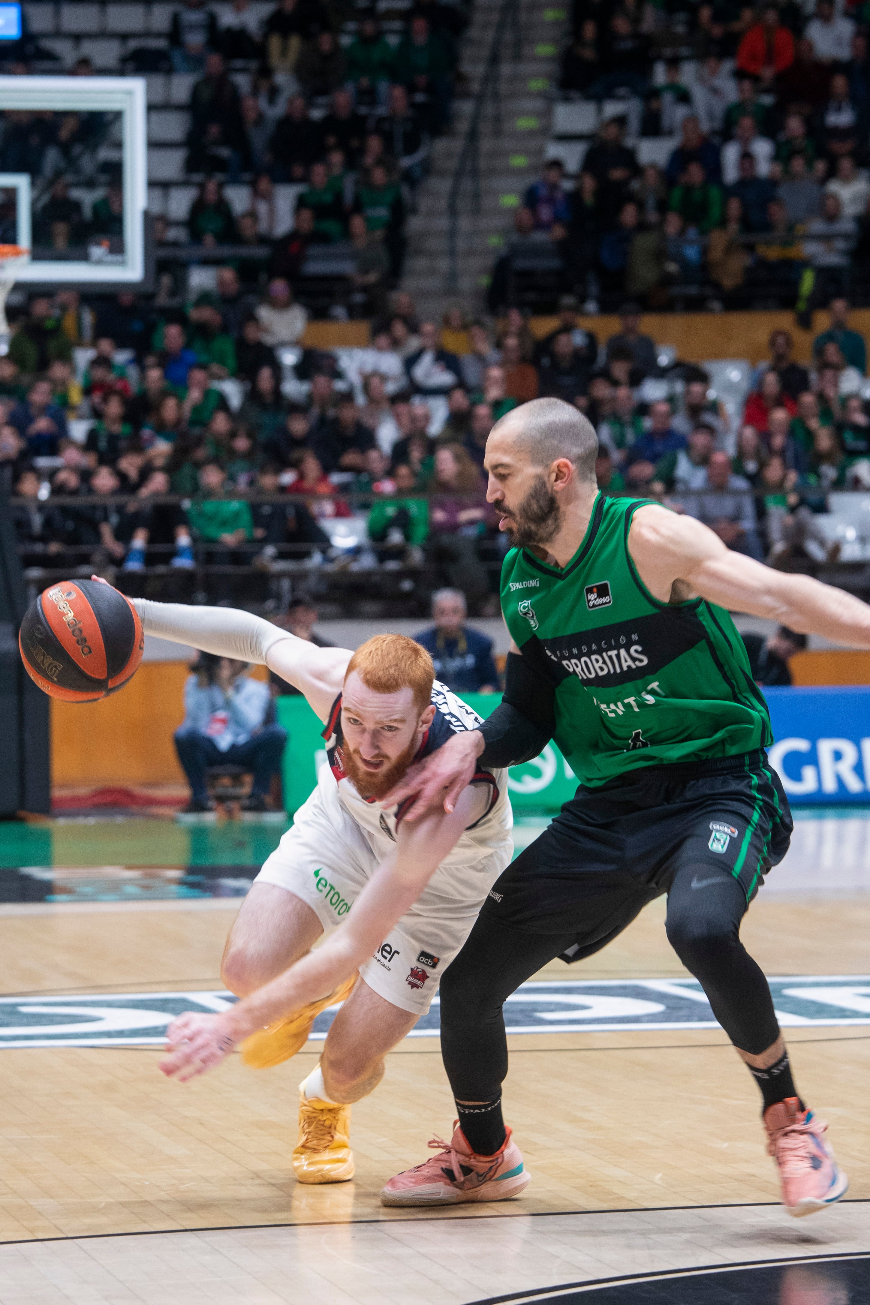 Nico Mannion (i) intenta superar al escolta del Joventut Badalona Pau Ribas en el encuentro de la jornada 12 de la Liga Endesa que se disputa este domingo en el Olimpic de Badalona.