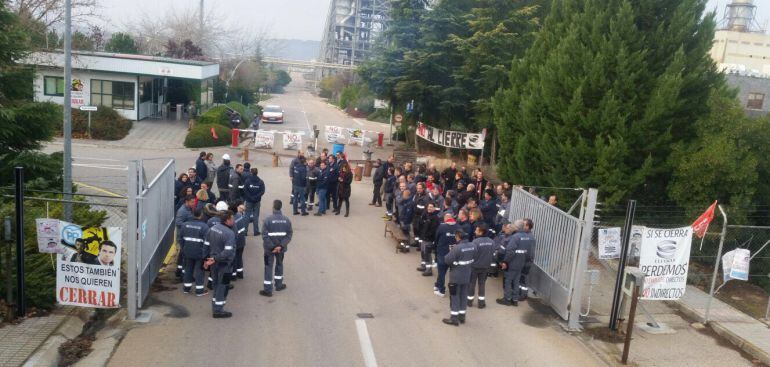 Trabajadores ELCOGAS acantonados en la puerta de la central esperando la salida del técnico de Industria
