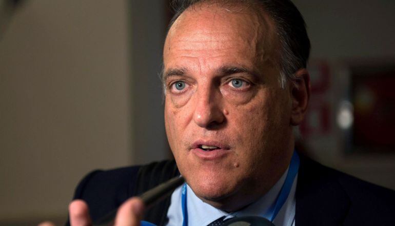 El presidente de la Liga de Fútbol Profesional, Javier Tebas, habla con los medios. 