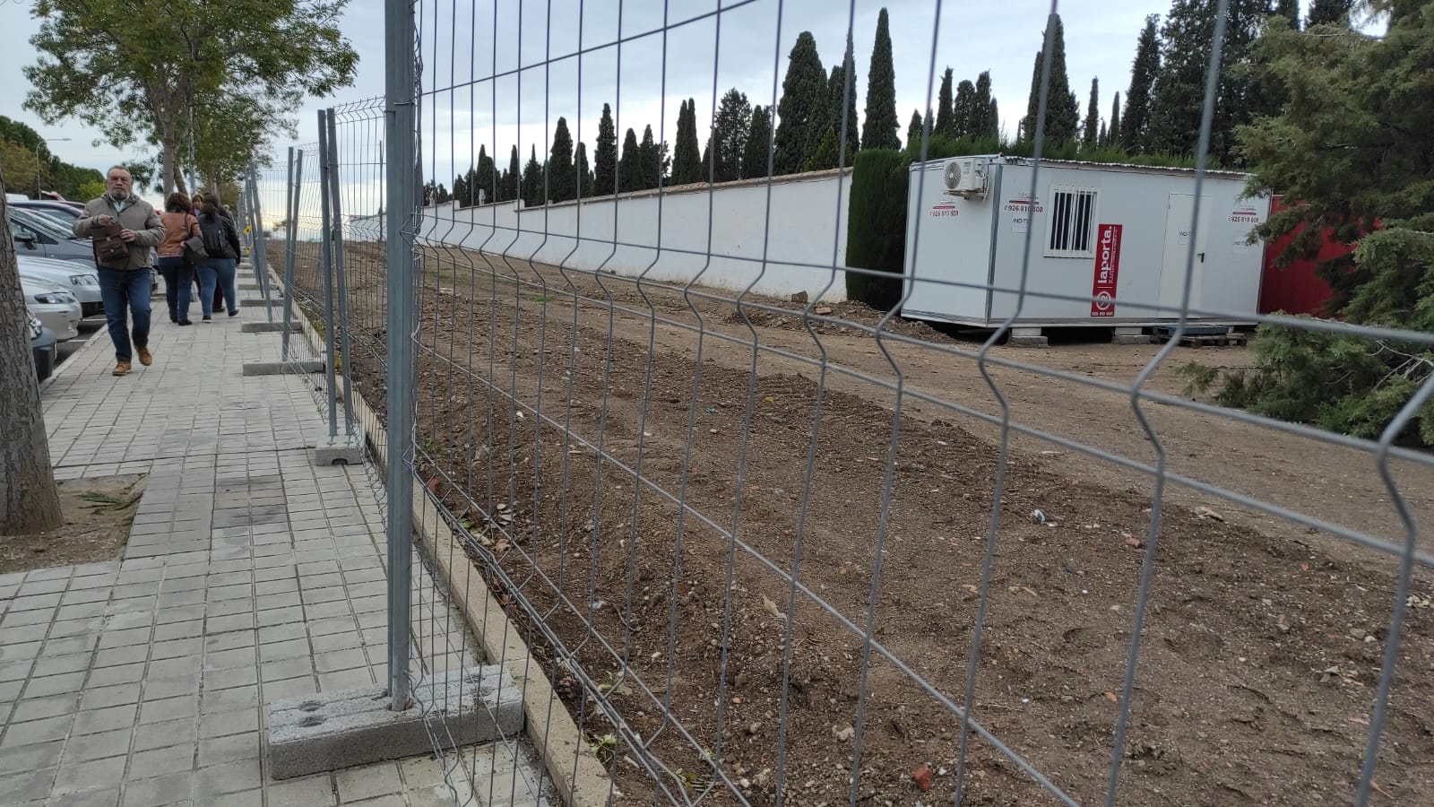 Zona vallada junto a la tapia del cementerio de Ciudad Real en la calle Sol