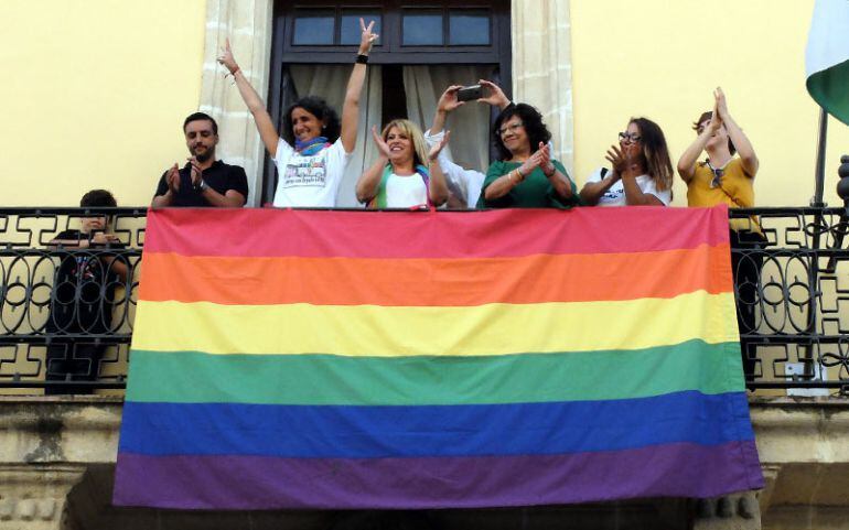 Colocación de la bandera arco iris en el balcón del Ayuntamiento de Jerez