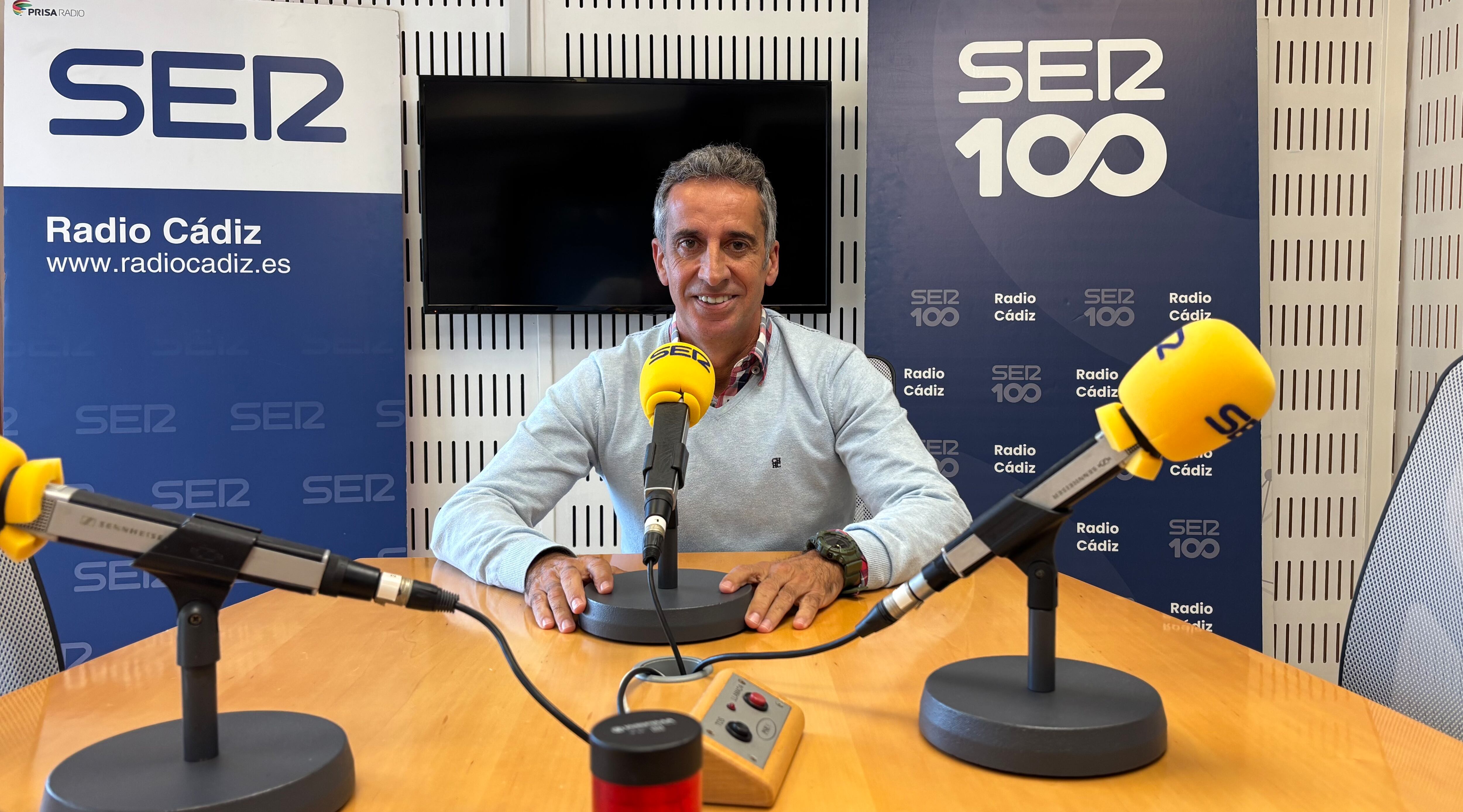 El catedrático José Castro-Piñero en los estudios de Radio Cádiz