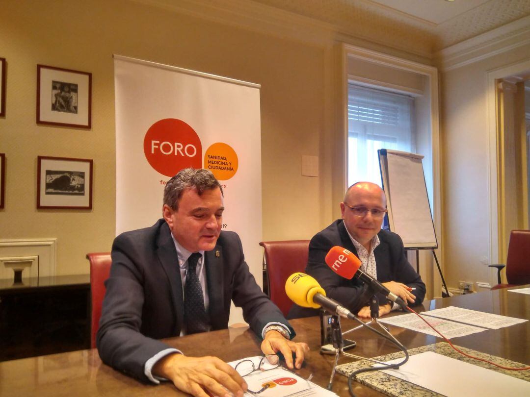Rafael Teijeira, presidente del Colegio de Médicos y Alberto Lafuente, coordinador del foro