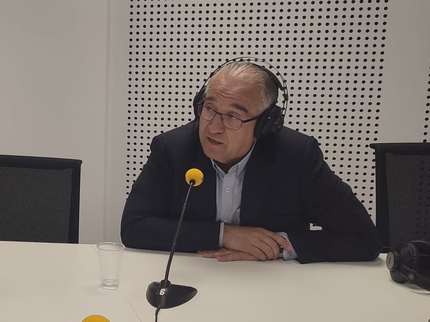 Enrique Maya, alcalde de Pamplona, en los estudios de Radio Pamplona